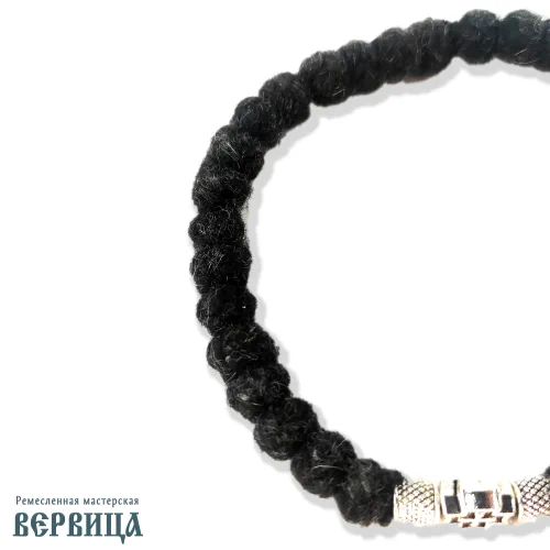 Крупный план узлов брояницы — ручная работа из натуральной шерсти