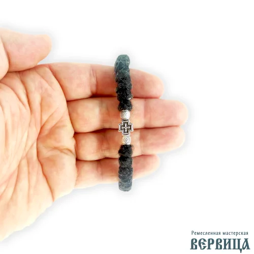 Брояница Греческий серебристый крест в руке  — ручная работа из натуральной шерсти