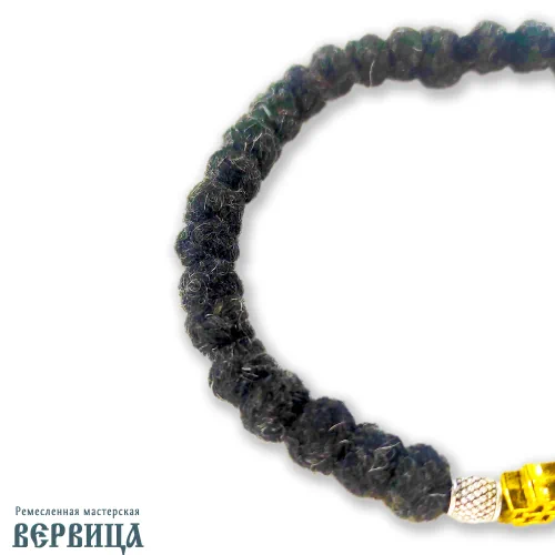 Крупный план узлов брояницы — ручная работа из натуральной шерсти