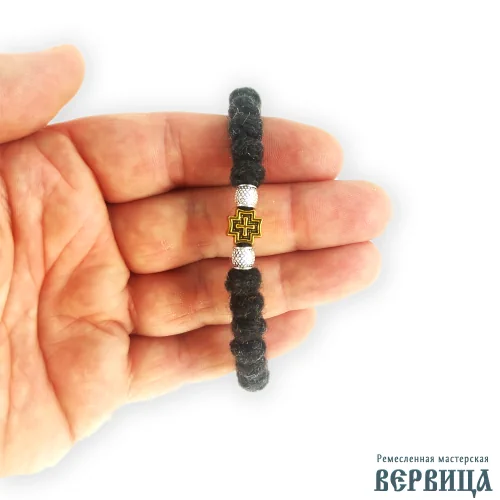 Брояница Греческий золотистый крест в руке  — ручная работа из натуральной шерсти