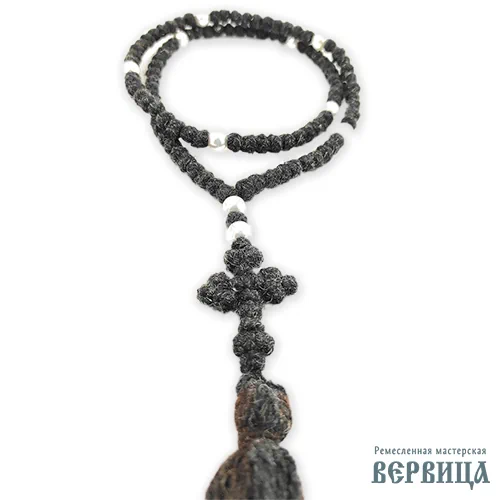 Крупный план узлов чёток вервица Монашеские, видны детали плетения из чёрной шерсти