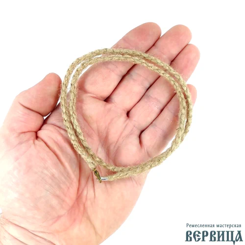 Крупное фото гайтана лежащего на руке