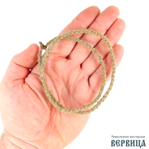 Крупное фото гайтана лежащего на руке