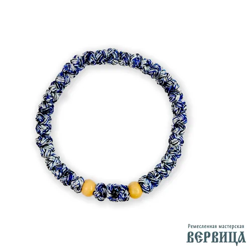 Крупный план узлов бело-синего комбоскини вид сверху