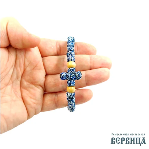 Пример ношения светлого браслета-чёток