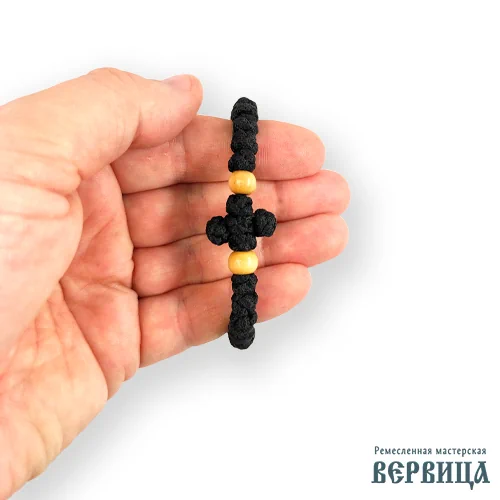 Чёрный браслет комбоскини ручной работы вид на руке