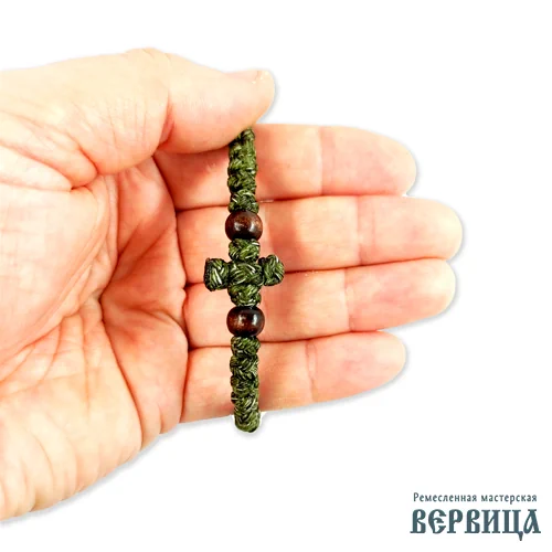Тёмно-зелёный браслет комбоскини ручной работы вид на руке