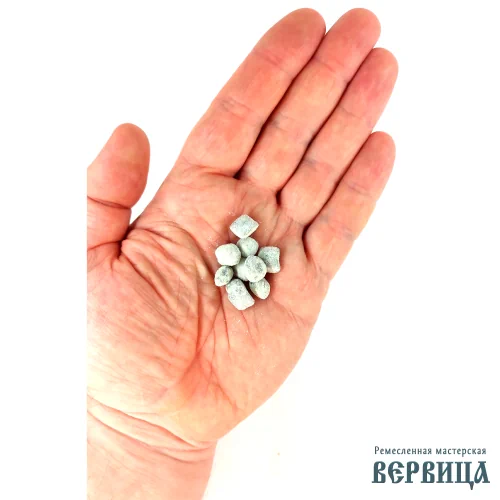 Еловый натуральный ладан лежит в руке