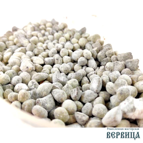 Крупное фото ксочков натурального елового ладана